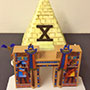 Tabler Geburtstagstorte als Pyramide mit Playmobil dekoriert.