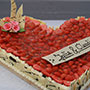 Super feine Hochzeitstorte mit frischen Erdbeeren.