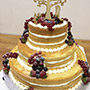 Der neuste Torten-Trend: Naked (Torte ohne Creme umhüllt). Hochzeitstorte gefüllt mit Heidelbeer-, Limetten- und Himbeeren-Vanille-Creme.
